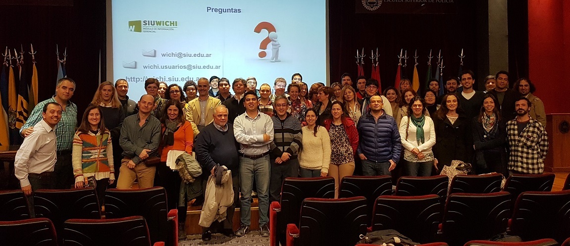 En un salón se encuentran reunidos los participantes del Comité Wichi realizado en 2017. Foto de frente de todos los participantes