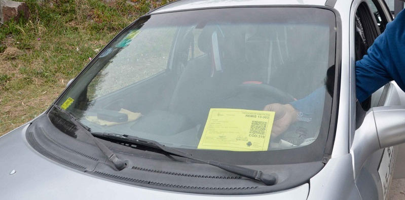 Un auto con una oblea en su parabrisas delantero representa la información sobre Necochea implementa una nueva funcionalidad: Néctar desarrollada por el CeSPI
