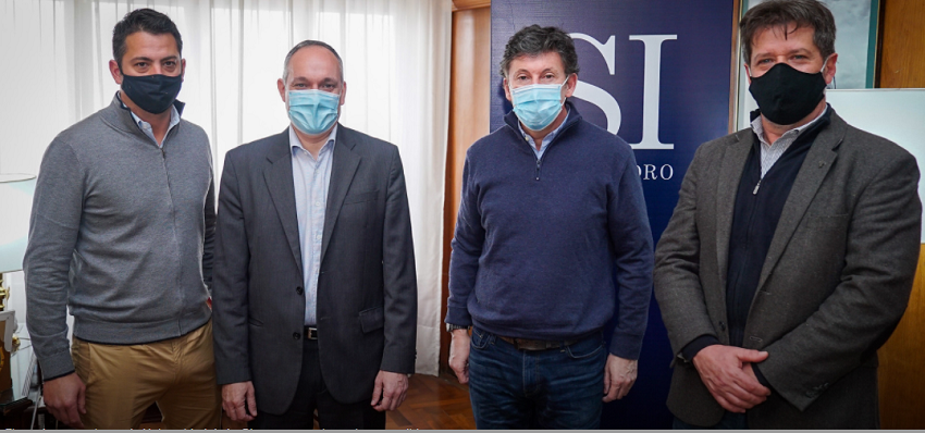 Imagen de autoridades del municipio de San Isidro y Juan Marra responsable del equipo de desarrollo de SEM del CeSPI-UNLP.