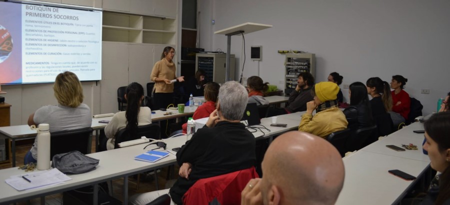 La jornada de capacitación sobre primeros auxilios se desarrolló en un aula del CeSPI. La docente muestra una presentación a los participantes.